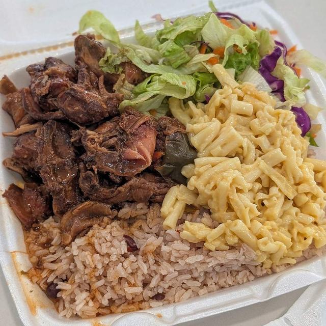 Oxtail, rice, macaroni and slaw